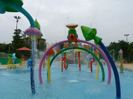 Les enfants de cercle d'arc-en-ciel de parc de jet d'eau arrosent le parc coloré d'éclaboussure de l'eau de terrain de jeu