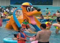 Le canard de Donald badine le terrain de jeu de l'eau, glissière d'eau d'enfants de jet de piscine