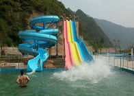 Glissière en spirale commerciale de piscine de couleur de mélange pour la station de vacances