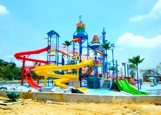 L'eau de piscine de terrain de jeu d'amusement glisse des tours de parc