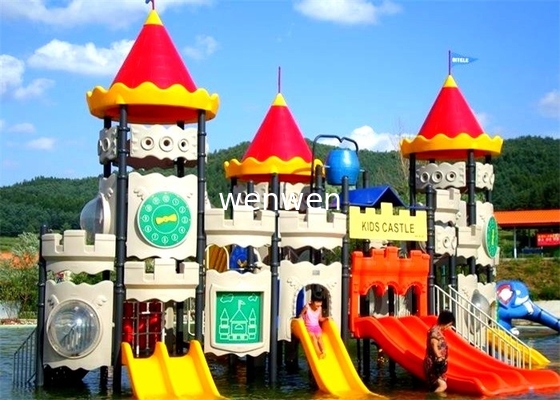 L'eau de piscine de terrain de jeu d'amusement glisse des tours de parc