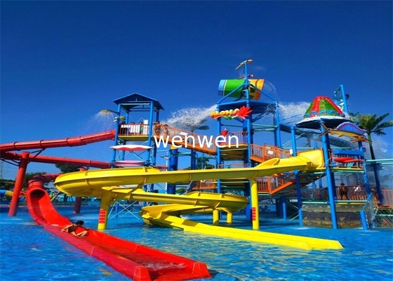 L'eau de piscine de terrain de jeu d'amusement glisse des tours de parc