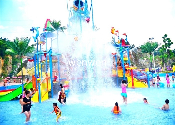 L'eau de piscine de terrain de jeu d'amusement glisse des tours de parc