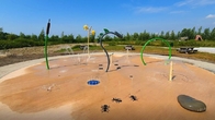 Les enfants galvanisés de tuyau arrosent le parc de l'éclaboussure des enfants interactifs de terrain de jeu